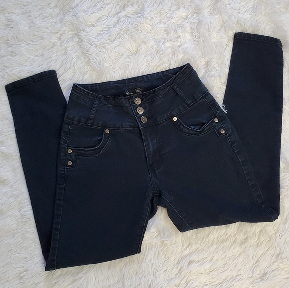 HIGH WAIST DARK WASH BOOTY POPPING DENIM CAPRIS - Picture 1 of 13